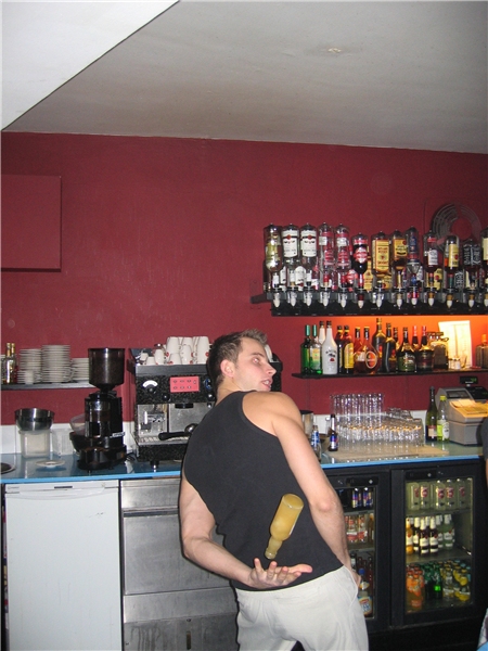 Barman Thijmen stunt met flessen