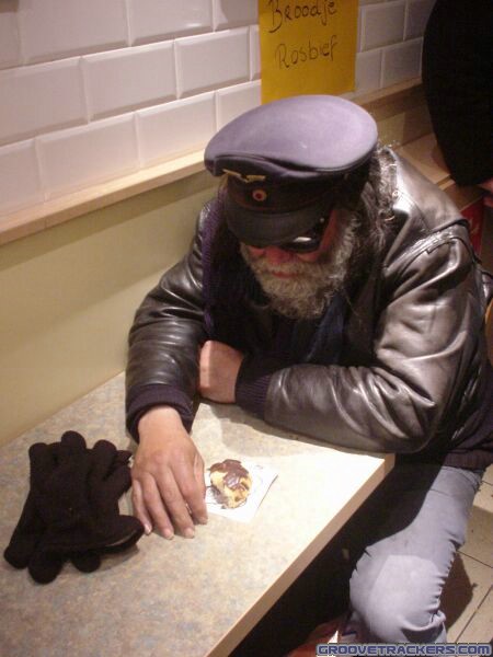 Oude dronken gepensioneerde zeeman met een donut...